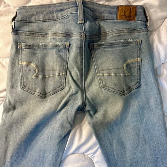 Light-Wash American Eagle Jeans Size 4 Long Inseam 29 inches straight - Picture 4 of 11